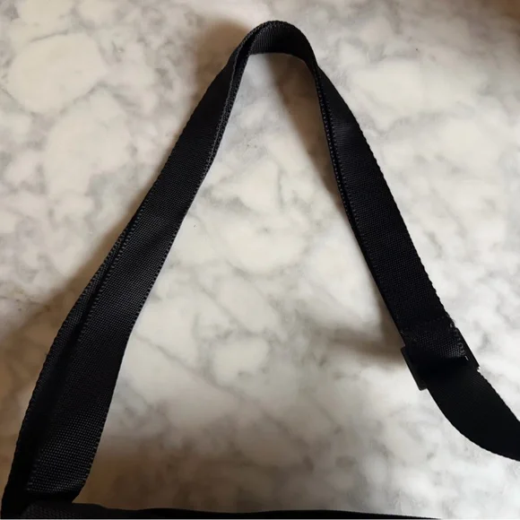 Men's TUMI Black Crossbody Laptop Messenger Bag Leather and Nylon Magnetic Close - Picture 4 of 9